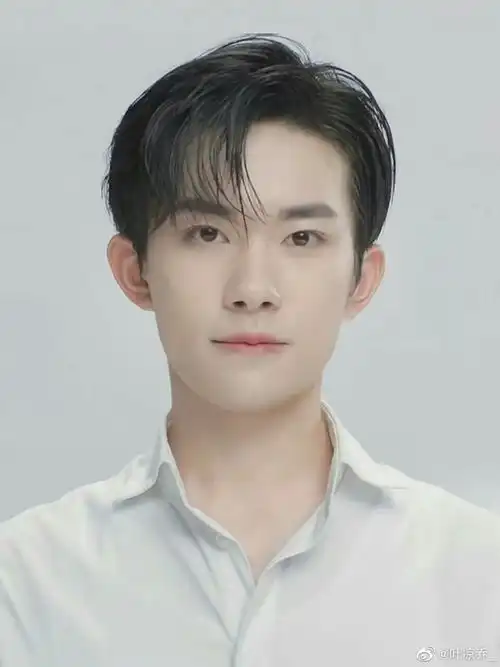 来啦各大明星壁纸,易烊千玺证件照,王一博的警服照