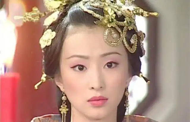 放弃空姐成演员,出演倚天屠龙记的反派成经典,如今美艳动人
