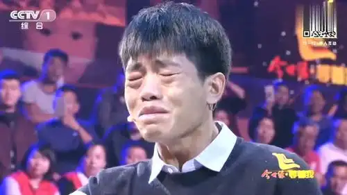 小伙找到亲生父母,现场下跪激动痛哭,小伙终于找到你们了