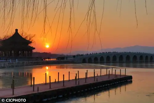 颐和园南湖岛恢复开放迎来金光穿洞
