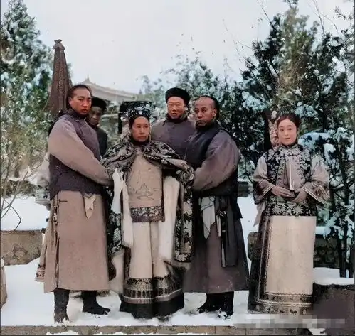 晚清时期,慈禧在颐和园赏雪照片,右边张蜀锦号称大清第一武状元
