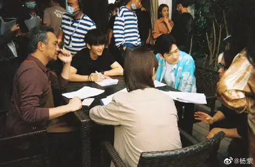 组图杨紫微博晒女心理师剧组花絮照分享拍摄碎片