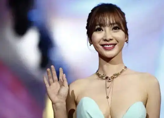 柳岩变了曾经衣着火辣性感如今保守,感叹人生有憾