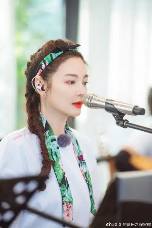 组图姐姐的爱乐之程将开播张雨绮彩色丝带绑发吸睛