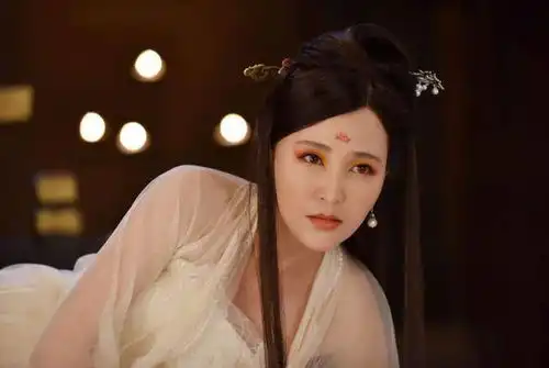 19岁就与导演私奔,住地下室裸婚连生3胎,今丈夫用7部剧捧她