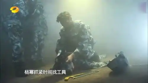 杨幂把自己的防毒面具给黄子韬,却导致自己中毒狂吐,好惨