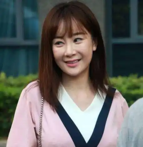 曾跟杨幂齐名,却因被渣男欺骗成第三者,她该如何才能逆袭口碑
