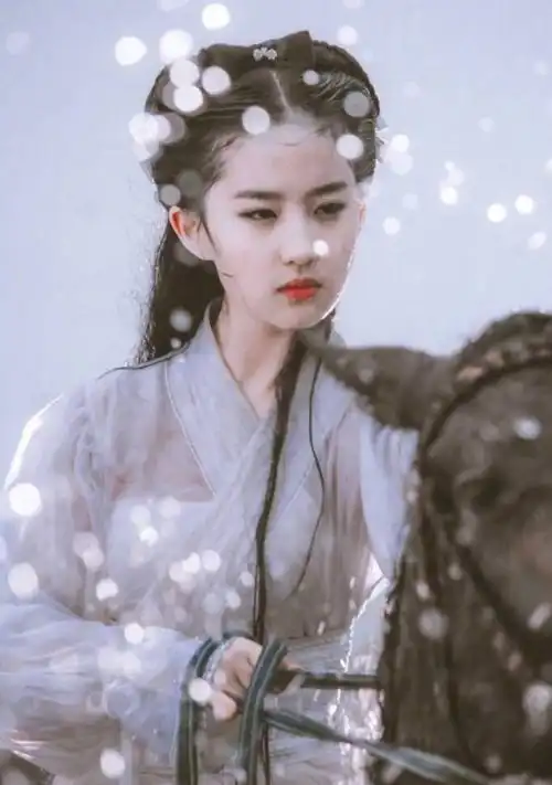 刘亦菲采访旧照公开,齐刘海秒变学生妹,不料却意外撞脸女神杨幂