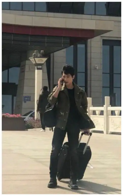 你是我的荣耀最新路透曝光杨洋工程师范风尘仆仆拖行李
