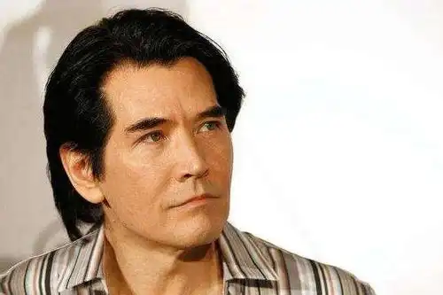 还记得演唱冬天里的一把火走红的费翔吗如今生活成这样