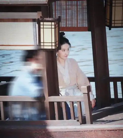 33岁刘亦菲古装剧照美不可言,美过小龙女,古装发髻飘逸的长发,让人移不开眼