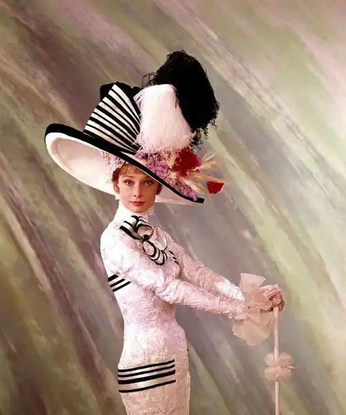 除了爱穿小黑裙,奥黛丽赫本还是个帽子精,难怪优雅到了极致