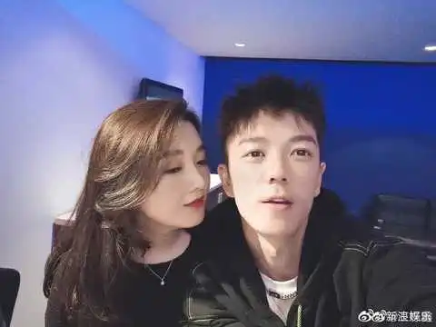 王栎鑫和美女聚餐,两人牵手同行,疑似恋情曝光