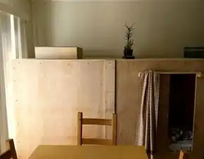 为节省房租在家搭建木箱朋友看到后都想跟着效仿