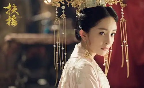 杨超越古装与杨幂撞造型,气场却截然不同,一个后妃一个皇后
