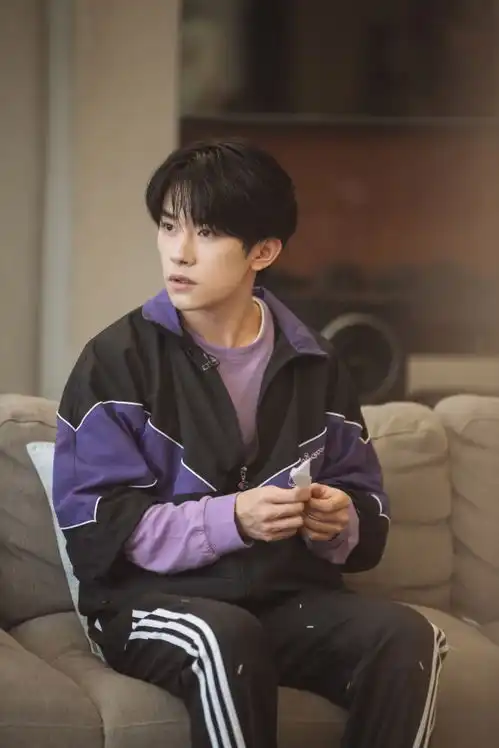 易烊千玺紫色拼接运动套装抢眼完美诠释少年活力