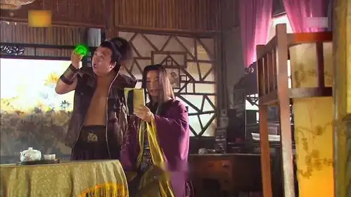 小伙得到一个珠子,用眼一看,竟能看到珠子里有一个美女在跳舞