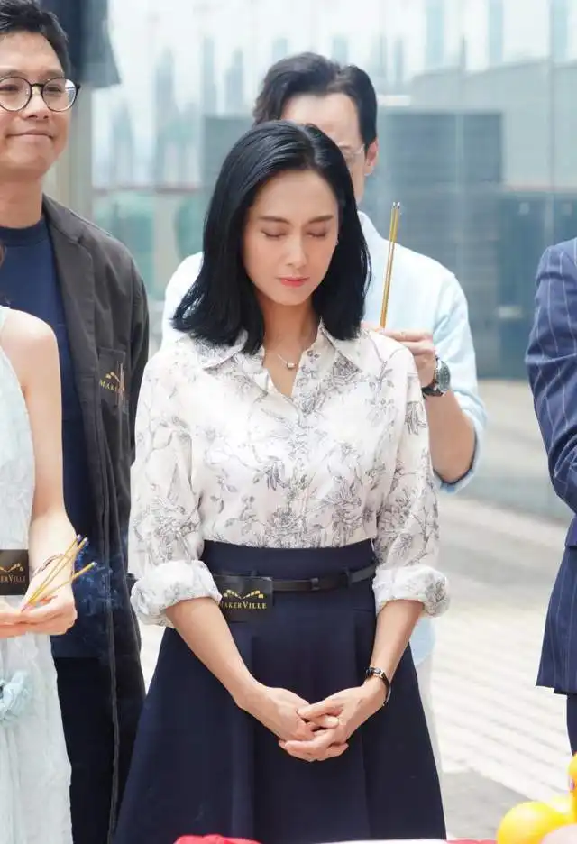 52岁朱茵新剧路透,花衬配长裙端庄又优雅,俏皮靓丽梦回紫霞
