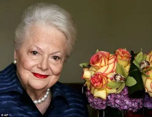 组图已故女星琼芳登剧照曝光与姐曾经和睦
