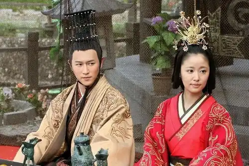 46岁陈键锋近照曝光,身材发福打扮怪异,网友直呼不敢认

