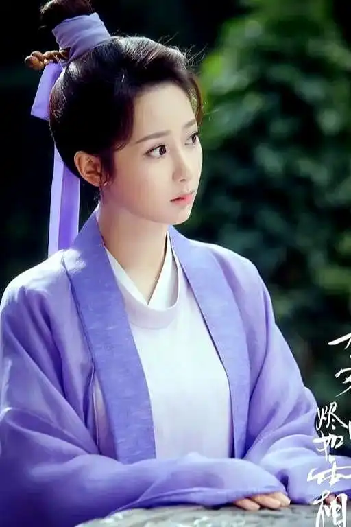 杨紫海边漫步,时尚感爆棚,被赞元气少女
