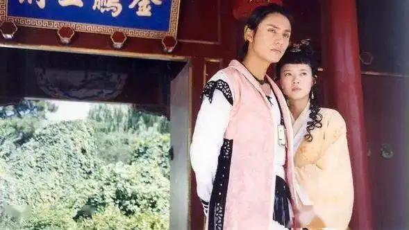 衣品现在讲究的有钱男人怎么穿看看演李成阳的孙红雷就知道了

