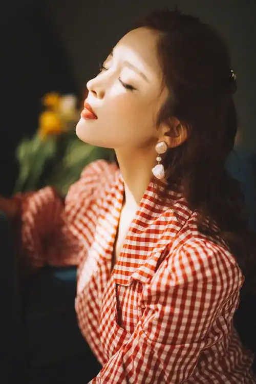古力娜扎春日穿搭浪漫优雅,法式红格裙映衬出白皙肌肤,娇美如花
