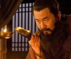 刺杀董卓的两个人除了曹操还有谁那个人到底叫什么名字
