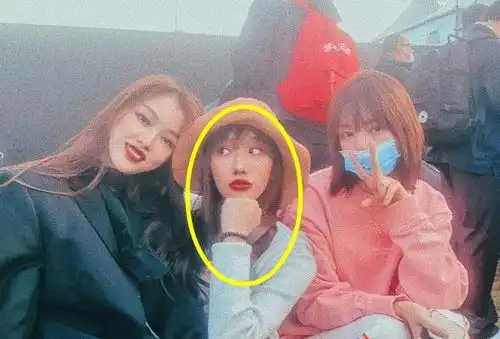 任敏与室友合影晒照,c位系花实力抢镜,难怪会成为班宠
