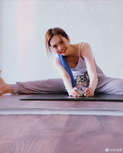 杨丞琳晒健身日常素颜自拍状态好身姿优越肌肉线条流畅
