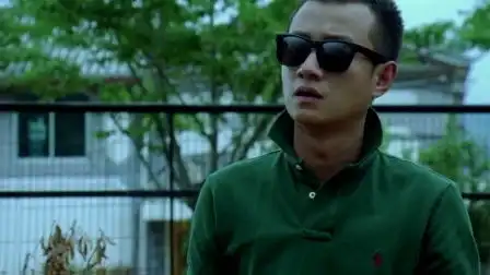 越位者文哥给了小伙一拳,被没有打疼小伙,自己疼的直甩手
