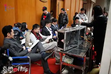 离婚律师花絮照曝光姚晨吴秀波对视画面温馨
