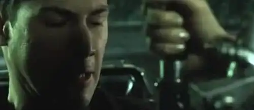 黑客帝国崔妮蒂帮李维斯取出黑客放他身体的虫子,那画面一言难尽