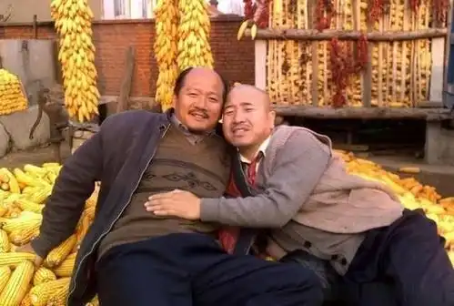 谢广坤飘了与儿媳王小蒙手牵手上街,二人笑容满面一脸开心
