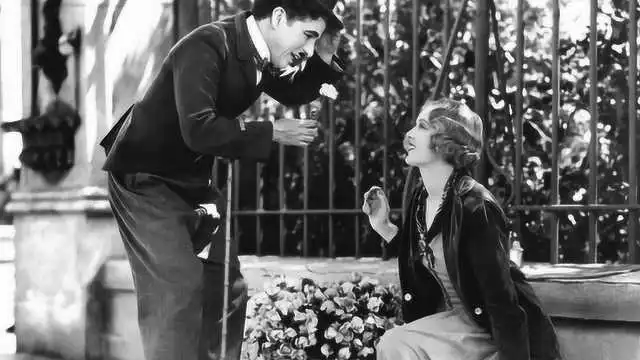 流浪汉小伙爱上眼盲卖花女,默默拼命打工挣钱只为治好她的眼睛
