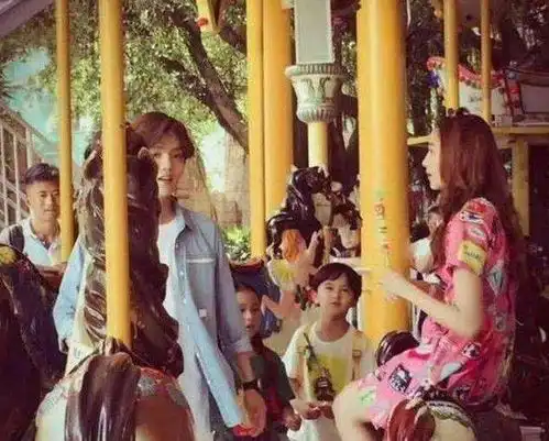 都是坐旋木,关晓彤淑女热巴俏皮,却输给了赵丽颖的娃娃坐