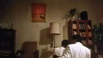 国产凌凌漆里有一张墙上挂的一男和一女看海的照片