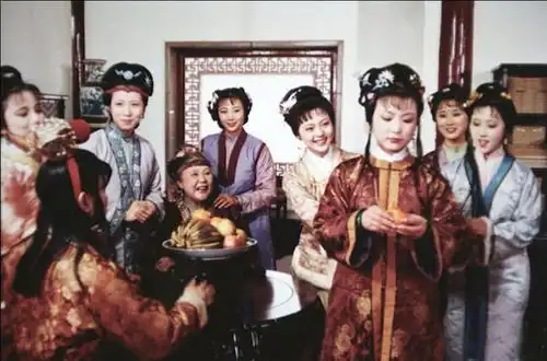 薛宝钗从来没拿史湘云当朋友出卖隐私,当众揭短,利用完就坑