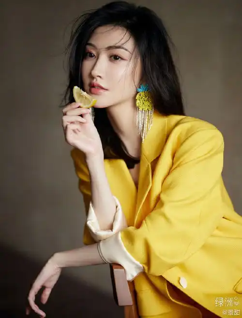 组图景甜绿洲晒新造型穿柠檬黄西装搭配同色短裙长腿纤细笔直
