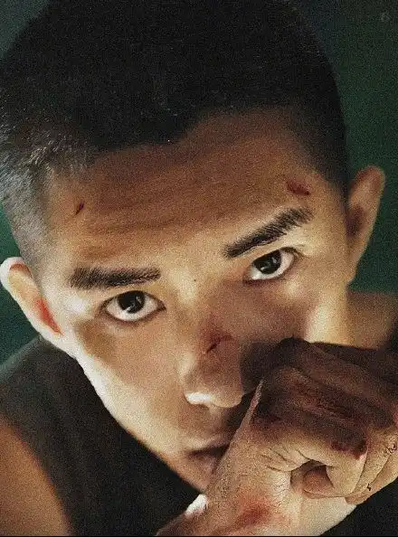 易烊千玺金像奖提名海报曝光,由其泥塑老师手绘