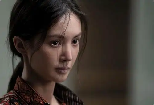 曾因走光照陷入慢性自杀,57岁单身,今凭孤注一掷杀疯了
