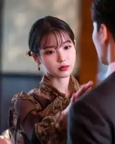 德鲁纳酒店剧照公开华丽的iu和成熟男人吕珍九