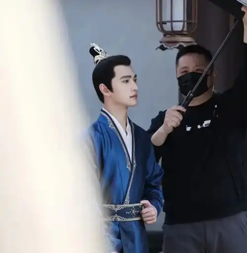 同样的仙侠风高马尾造型,杨洋风度翩翩,成毅惜败在嘴巴上