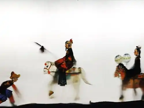 承袭非遗瑰宝共铸爱国之魂亲子共赏红色经典迎八一
