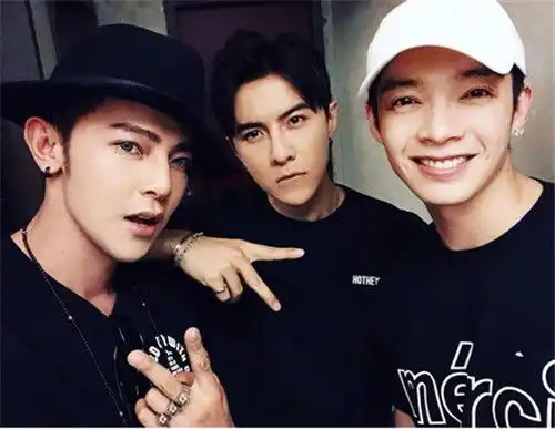 飞轮海13年后再聚,时隔13年却少一人,网友终极一班最老那个呢
