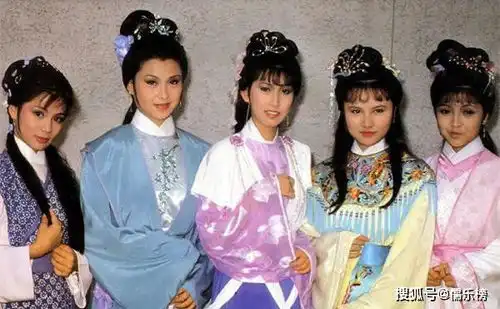 珍贵照片翁美玲同剧组人员合影,只有图四处在c位,图四还有一个亮点