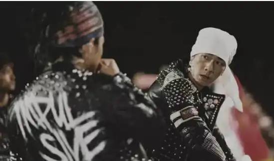 陈小春我理想中的生活,就是舒适的屋子妻子和儿子