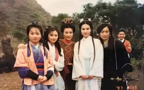 97版天龙八部罕见幕后剧照黄日华露胸,何美钿真甜
