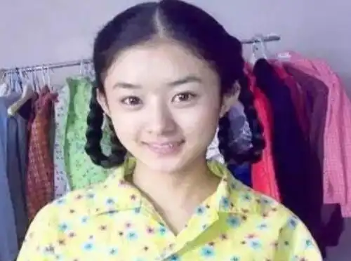 一线女星的第一部戏杨幂懵懂小孩,唐嫣邻家大小姐,却都不及她
