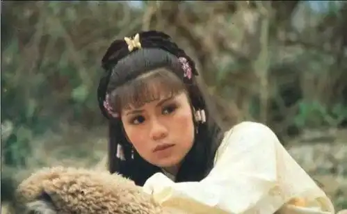 83版射雕拍摄片场上的翁美玲,难得一见的幕后剧照
